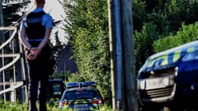 Des gendarmes auprès de leurs véhicules, le 5 septembre 2017, lors d'une perquisition au domicile du principal suspect. 