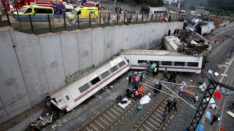 Les secours s'activent pour dégager les passagers d'un train qui a déraillé mercredi soir près de Saint-Jacques-de-Compostelle, dans le nord-ouest de l'Espagne.