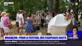 Briançon: une manifestation festive pour protester contre la fin de la subvention municipale accordée à un festival de théâtre