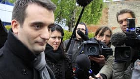 Florian Philippot, porte-parole du Front National. Le "Rassemblement bleu Marine", qui estime pouvoir faire élire cinq à sept députés dimanche, devrait anonncer un ou deux désistements en faveur de candidats UMP. /Photo prise le 23 avril 2012/REUTERS/Pasc