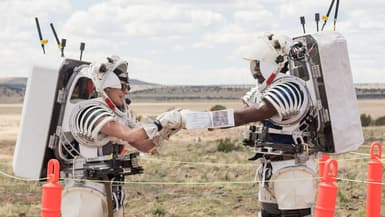 Photo des astronautes de la NASA, Kate Rubins et Andre Douglas, lors d'un test dans le désert de San Francisco en Arizona dans le cadre de la mission Artémis III, publiée sur X (ex-Twitter) le 16 mai 2024. 