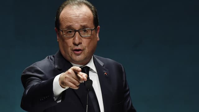 François Hollande salue la foule venue l'accueillir le 9 mai 2015 à Fort-de-France, en Martinique.