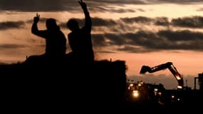 Des agriculteurs français bloquent l'autoroute A63 à l'échangeur de Cestas, en Gironde, dans le sud-ouest de la France, le 16 décembre 2025.