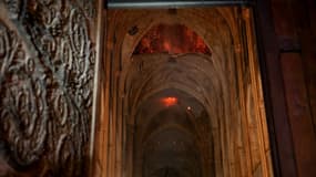 L'incendie à Notre-Dame de Paris vu de l'intérieur.