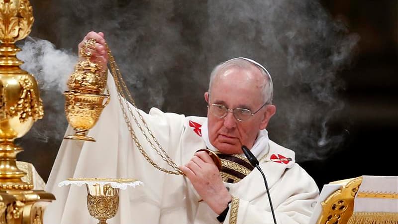 Dans la basilique Saint-Pierre, à Rome, le pape François a célébré samedi soir sa première veillée pascale en tant que chef de l'église catholique en exhortant ceux qui se sont éloignés de la foi à laisser à nouveau Dieu entrer dans leur vie. /Photo prise