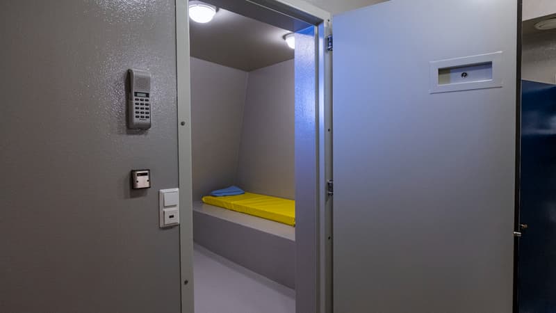 Cette photo prise le 6 mai 2022 montre une cellule de prison du commissariat de police de Longyearbyen, sur l'île du Spitzberg, dans l'archipel du Svalbard, dans le nord de la Norvège.