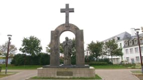 Cette statue de Jean-Paul II pourrait perdre sa croix. La Pologne souhaite alors la récupérer