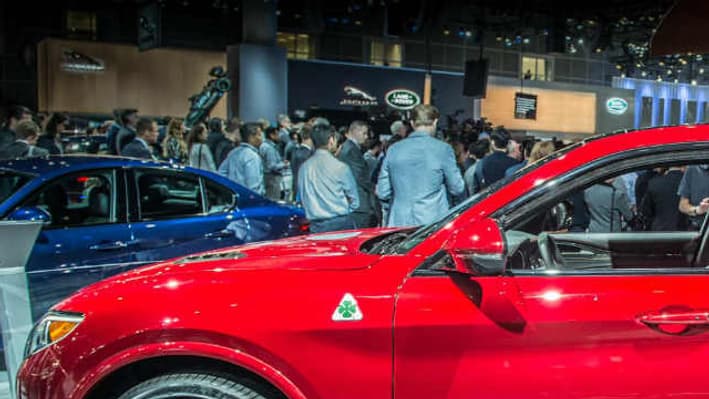 Côté esthétique, le designer d'Alfa Romeo Scott Kruger a insisté sur le côté émotionnel du Stelvio, le retour à l'ADN de passion d'Alfa Romeo. Côté esthétique, le designer d'Alfa Romeo Scott Kruger a insisté sur le côté émotionnel du Stelvio, le retour à l'ADN de passion d'Alfa Romeo.