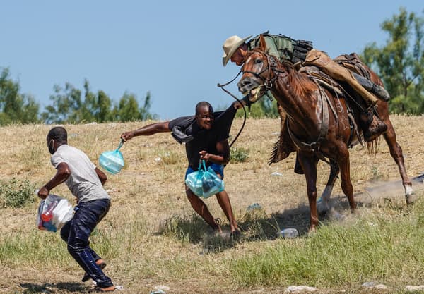 Un garde-frontière américain à Del Rio attrapant un homme du haut de son cheval, le 19 septembre 2021