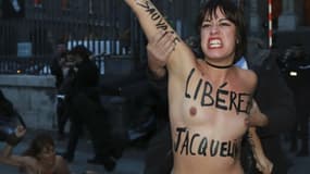 Une militante Femen manifeste pour la libération de Jacqueline Sauvage le 25 novembre 2016 devant le palais de justice de Paris 