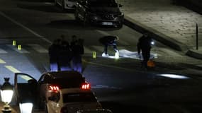 Un policier se trouve autour du corps d'une des deux personnes mortes sur le Pont-Neuf dimanche 24 avril 2022, à Paris. 
