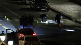 Un policier se trouve autour du corps d'une des deux personnes mortes sur le Pont-Neuf dimanche 24 avril 2022, à Paris.