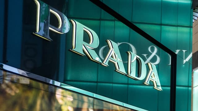 La première étape de la collaboration ente Prada et Adidas devrait avoir lieu en décembre 2019 avec la sortie de deux modèles de chaussures unisexe entièrement fabriquées chez Prada à Milan