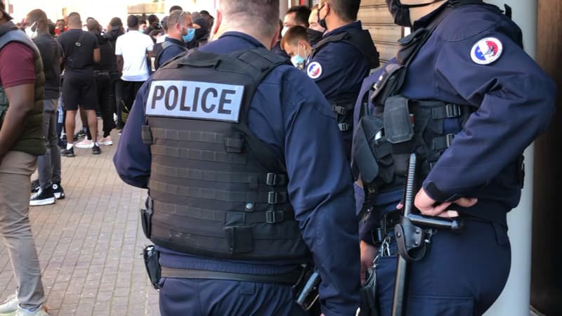 Des policiers devant un restaurant de Cergy.