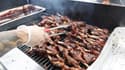 De la viande en train de cuire sur un barbecue