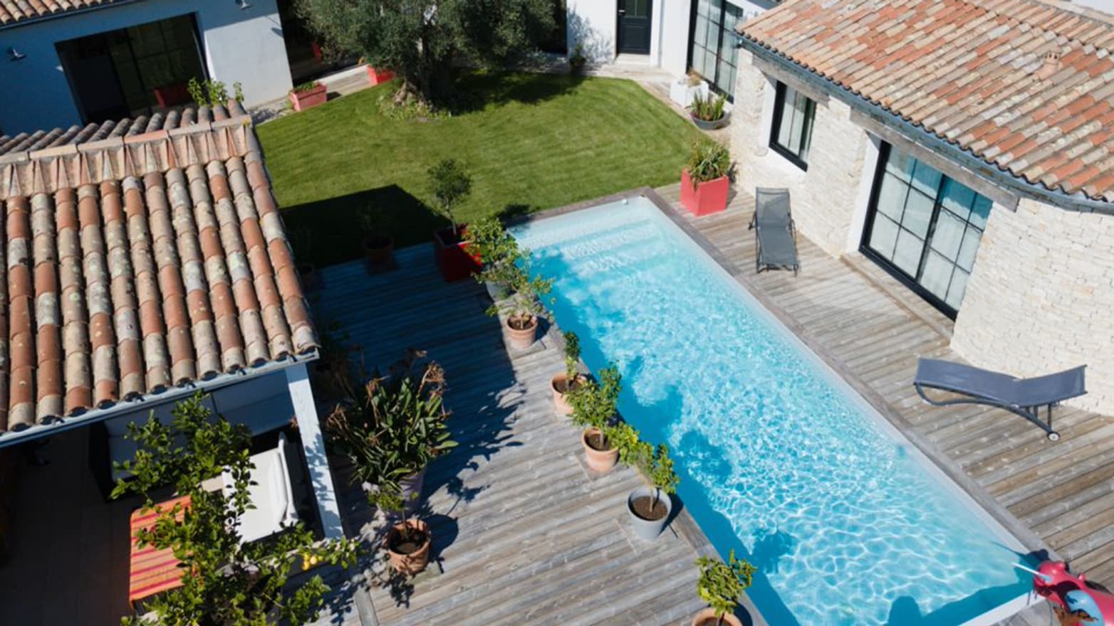 Vue du jardin de la propriété vendue 2.5 millions. Vue du jardin de la propriété vendue 2.5 millions.