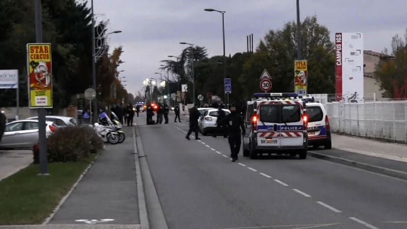 Trois personnes ont été blessées dans la collision, qui s'est produite devant une école de commerce à Blagnac .