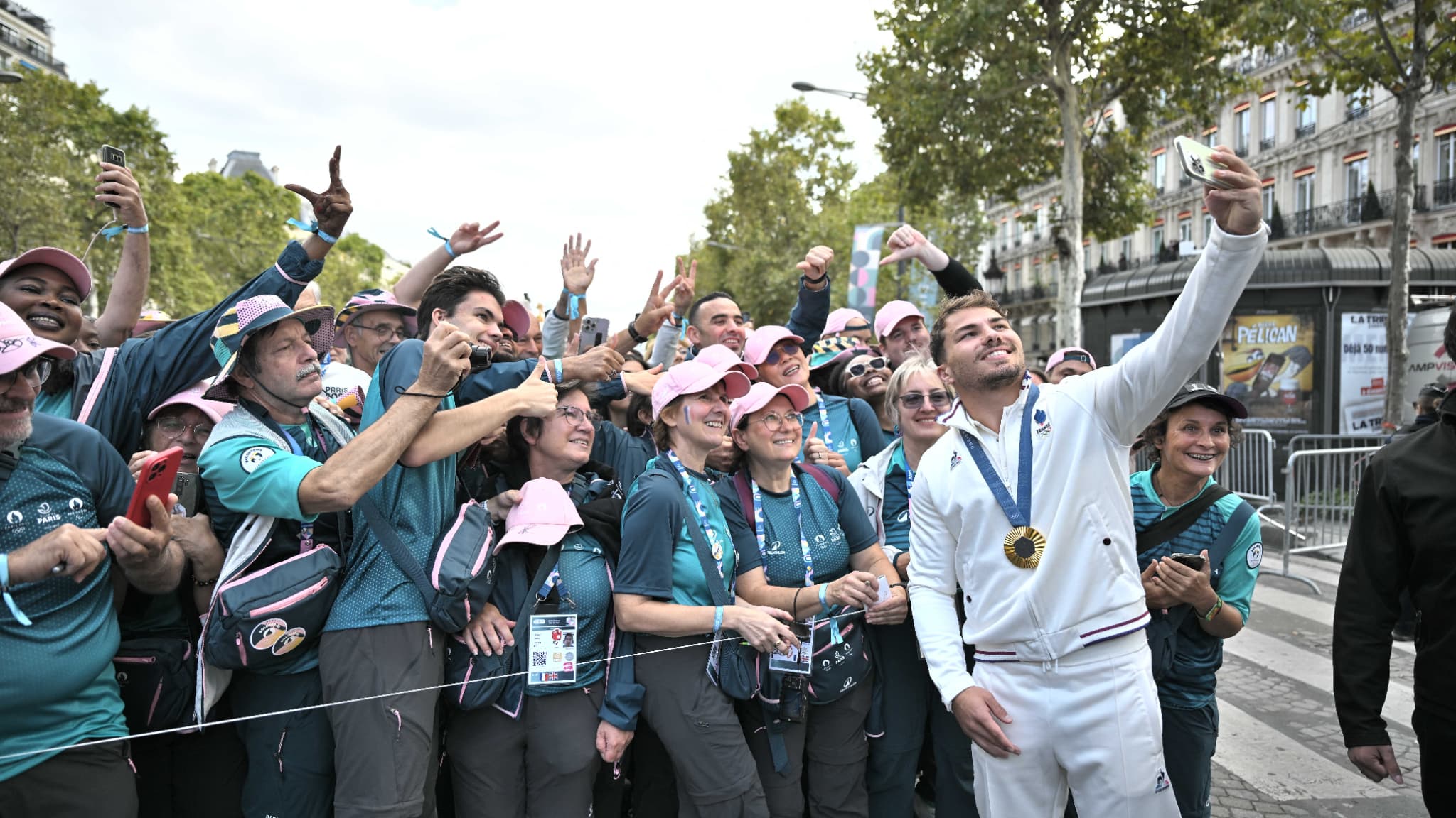 Antoine Dupont avec des volontaires.