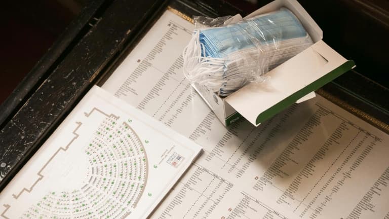 Des masques de protection posés sur un plan de l'Assemblée nationale, le 5 mai 2020 à l'Assemblée à Paris