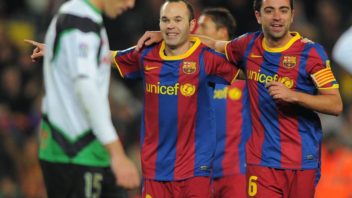 Andres Iniesta (à gauche) et Xavi, le duo plaque tournante du Barça de Pep Guardiola, en janvier 2011 Andres Iniesta (à gauche) et Xavi, le duo plaque tournante du Barça de Pep Guardiola, en janvier 2011