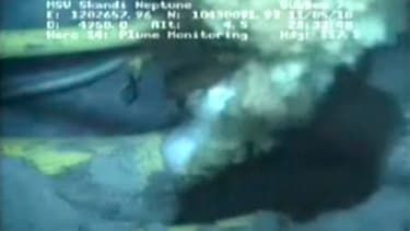 Fuite de gaz et de pétrole du puits de la plate-forme Deepwater Horizon. Selon le Wall Street Journal, la compagnie pétrolière BP a décidé de poursuivre les travaux sur sa plate-forme Deepwater Horizon, dont le récent naufrage est à l'origine de la marée