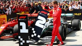 En signe de protestation, après l'arrivée, Vettel a déplacé les panneaux "1" et "2"
