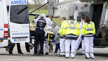 Le personnel médical opère un transfert de patients depuis le CHR de Metz, le 29 mars 2020.