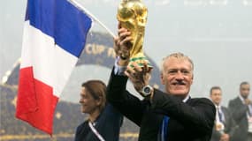 Didier Deschamps avec le trophée de la Coupe du monde