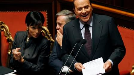 Silvio Berlusconi a obtenu jeudi comme prévu la confiance du Sénat, au lendemain d'un vote similaire de la Chambre des députés. /Photo prise le 30 septembre 2010/REUTERS/Alessandro Bianchi