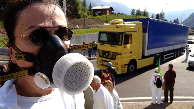 Manifestation contre l'augmentation du trafic des poids lourds responsable d'une hausse de la pollution, dans la vallée de l'Arve, en 2005 (photo d'illustration)