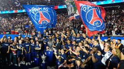 Les joueurs du PSG célèbrent leur titre en Ligue des champions avec les fans parisiens au Parc des Princes, le 1er juin 2025.