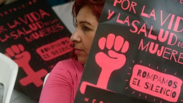 Une militante pour l'assouplissement de la loi sur l'avortement devant l'Assemblée à San Salvador, le 23 février 2017. (photo d'illustration)