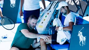 Novak Djokovic manipulé pendant un entraînement à l'Open d'Australie en janvier 2023