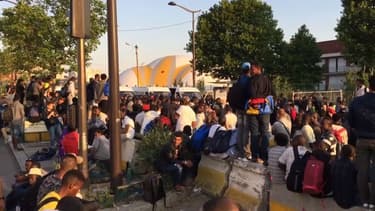 Avant 6 heures du matin, l'évacuation porte de la Chapelle avait déjà commencé.
