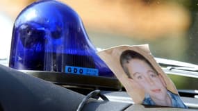 Photo du petit Jonathan déposée sur une voiture de la gendarmerie en avril 2004 à Saint-Brévin-les-Pins, lors des opérations de recherches