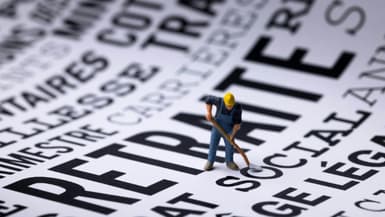 Une figurine sur des impressions liées à la réforme des retraites, le 18 janvier 2023 à Paris