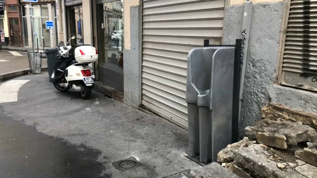 in Lyon, the locations of new urinals at the Guillotière criticized