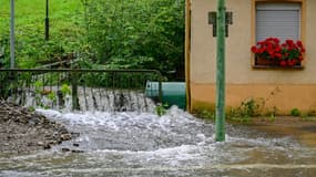 La rivière Volme débordant dans les rues de la petite ville de Priorei, près d'Hagen, dans l'ouest de l'Allemagne,  le 15 juillet 2021.