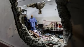 Un trou dans un mur de l'hôpital Nasser à Khen Younès, dans la bande de Gaza, après des frappes israéliennes, le 17 décembre 2023. Photo d'illustration