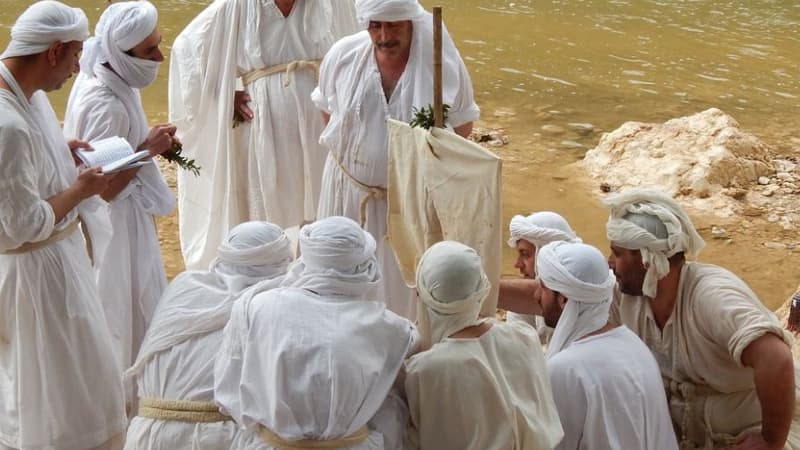 Des mandéens rassemblés autour de la Darfash avant de pratiquer le rite du Baptême. 