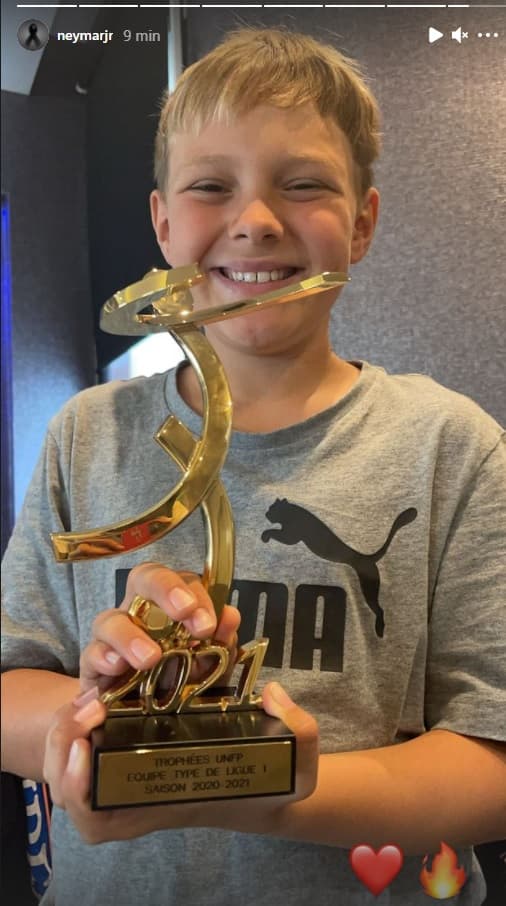 Le fils de Neymar avec le trophée UNFP de l'équipe-type de la saison