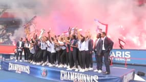 Les Parisiennes soulèvent le trophée au Parc des Princes