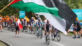 Un drapeau palestinien lors de la 11e étape de la Vuelta, le 3 septembre 2025