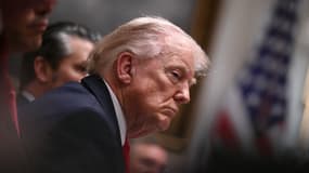 Le président américain Donald Trump écoute pendant une réunion du cabinet dans la salle du cabinet de la Maison Blanche à Washington, DC (États-Unis), le 29 janvier 2026.