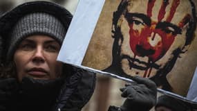 Une manifestant tient une pancarte à l'effigie du président russe Vladimir Poutine lors d'une manifestation contre l'invasion militaire de la Russie en Ukraine, à Belgrade, le 6 mars 2022, 11 jours après l'invasion militaire de l'Ukraine par la Russie.