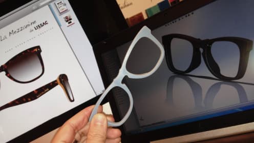 Dans l'atelier de Clamart, des artisans de Lissac fabriquent des lunettes sur mesure à partir de 520 euros. 