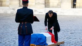 Emmanuel Macron dépose un crayon sur le cercueil de Jean d'Ormesson, aux Invalides, le 8 décembre 2017.