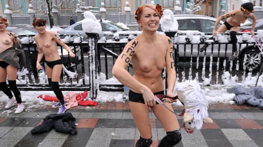 Les quatre militantes des Femen en pleine action à Kiev mercredi