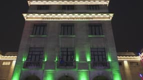 La mairie de Montreuil, en Seine-Saint-Denis, avec les drapeaux mis en berne en protestation au vote de la loi immigration, le 20 décembre 2023.