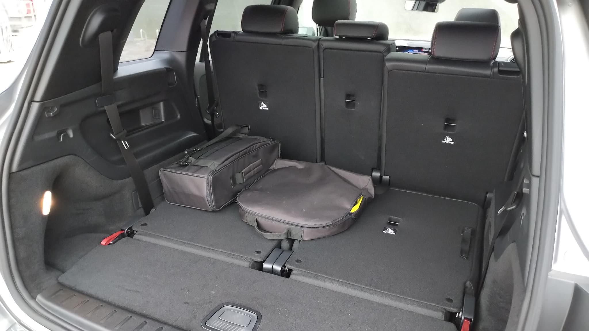 Ce véhicule est clairement dessiné pour son côté pratique, embarquant de nombreux passagers ou une charge importante dans le coffre, jusqu'à 1710 litres avec les banquettes rabattues. Ce véhicule est clairement dessiné pour son côté pratique, embarquant de nombreux passagers ou une charge importante dans le coffre, jusqu'à 1710 litres avec les banquettes rabattues.